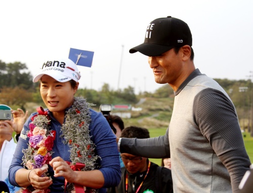 '코리안특급' 박찬호가 박세리의 은퇴식에 참석해 노고를 치하하고 있다.[사진=하나금융그룹]