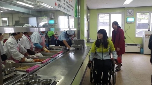 지난 11일 서수연 선수(오른쪽 두 번째)가 광주광역시장애인복지관에 다니는 장애인들에게 점심을 무료로 제공했다. [사진=광주광역시장애인복지관 페이스북]