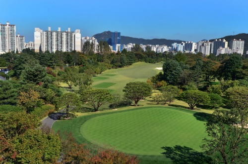 부곡의 아파트촌 사이에 놓인 안양 골프장은 프라이빗한 운영에 분담금제로 운영되는 골프장이다.