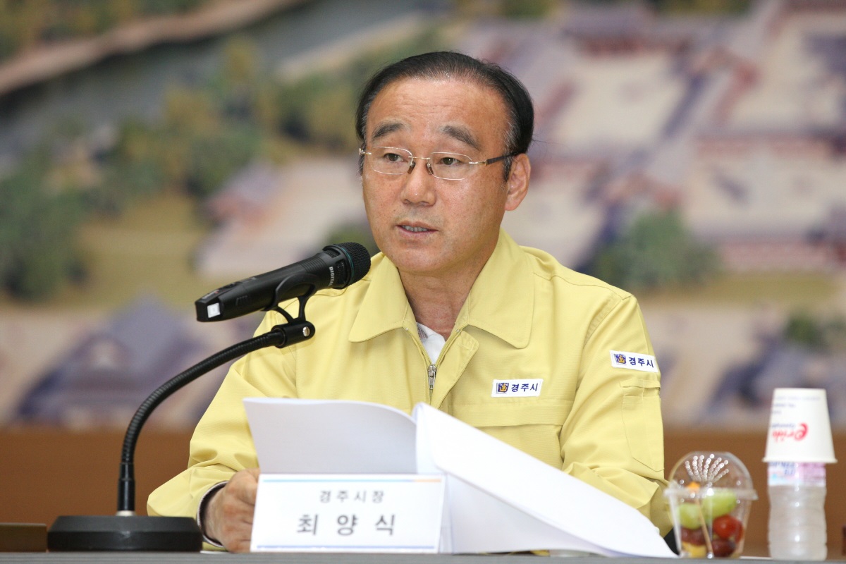최양식 경주시장이 19일 오전 시청 알천홀에서 언론인 간담회를 갖고 최근 재난발생 극복 및 관광 활성화 방안 등에 대해 설명하고 있다.(사진제공=경주시)