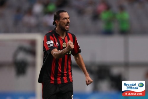 환상적인 헤더슈팅으로 선제골을 기록한 FC서울의 데얀. [사진=한국프로축구연맹 제공]
