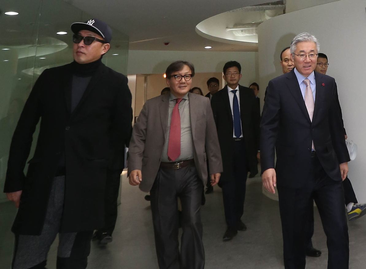 From left: Cha Eun-taek, the TV commercial director accused of exerting influence over various state cultural projects using his close ties to Choi Soon-sil; Song Sung-gak, CEO of the Korea Creative Content Agency; and former Culture Minister Kim Jong-deok visit the cel Venture Complex site at the former Korea Tourism Organization building in Seoul in December 2015. (Yonhap)