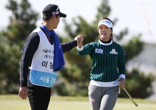 3번홀서 버디를 잡은 후 캐디와 주먹을 부딫히며 기뻐하는 이승현.[사진=KLPGA]
