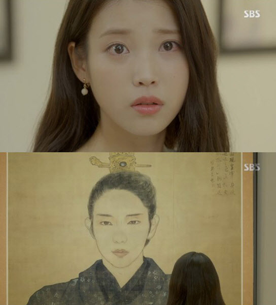 '달의 연인-보보경심 려'에서 현대로 돌아온 아이유가 피의 군주로 기억되고 있는 광종의 초상화 앞에서 기억을 떠올리며 눈물 흘렸다 (사진='달의 연인-보보경심 려' 방송 캡처)