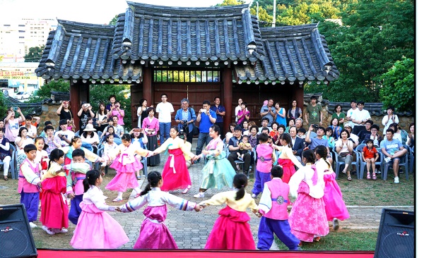 동락서원에서 공연을 펼치고 있는 유치원생들(구미시 제공)