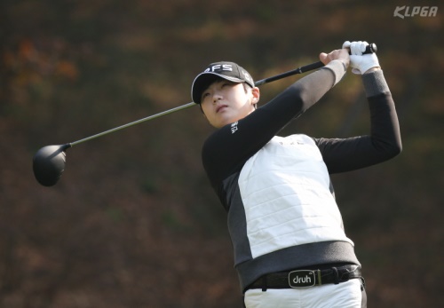 17번홀에서 드라이버샷을 날리고 있는 박성현.[사진=KLPGA]