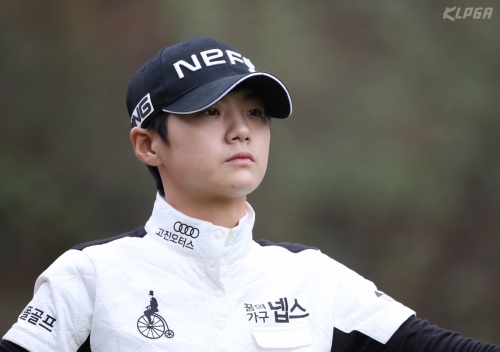 2번홀에서 티샷 OB를 낸 후 페어웨이를 바라보고 있는 박성현. [사진=KLPGA]