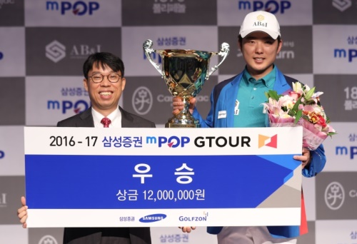 삼성증권 mPOP G투어 3차대회 윈터 시즌에서 우승한 이정민(오른쪽)과 장성원 골프존 대표.