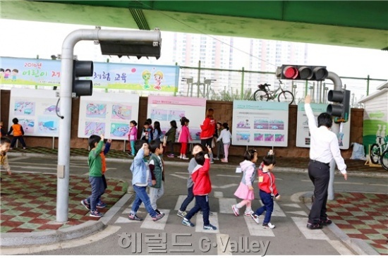 금천구는 8일(화) 구청 광장에서 관내 어린이집 아이들 100여 명을 대상으로 ‘찾아가는 이동안전체험관’을 운영한다. [사진제공=금천구]