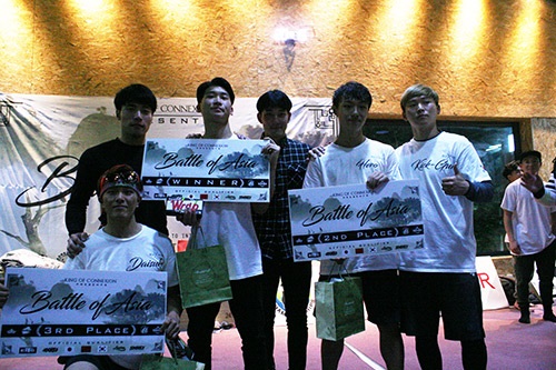 수상자들과 포즈를 취했다. 2위는 고교생 트릭커 김영웅, 3위는 일본 챔피언 다이스케.