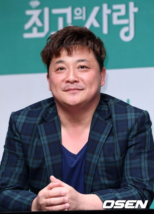 개그맨 윤정수가 모친상을 당했다. 기자간담회 도중 비보를 접했지만 끝까지 맡은 바 임무를 다 한 후 자리를 떴다.