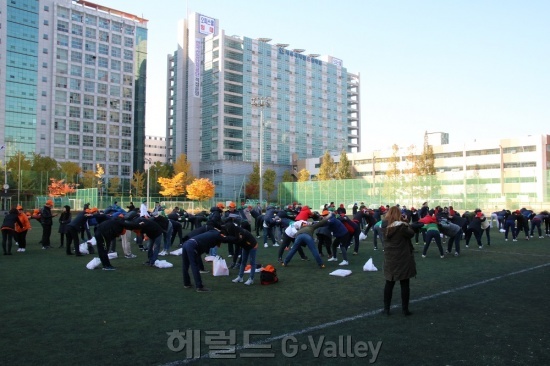 참가자들이 스트레칭을 하고 있다.