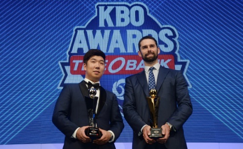 KBO MVP 니퍼트(오른쪽)와 신인왕 신재영. [사진=뉴시스]