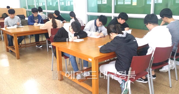 포항 시립 오천도서관에서 막바지 공부에 여넘이 없는 울릉고 학생들(울릉고 제공)