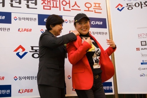 정일미(오른쪽)가 지난 11일 KLPGA 챔피언스투어 최종전에서 우승한 후 시상식에서 강춘자 KLPGA 수석부회장으로부터 우승재킷을 받고 있다. [블루원 상주CC=채승훈 기자]