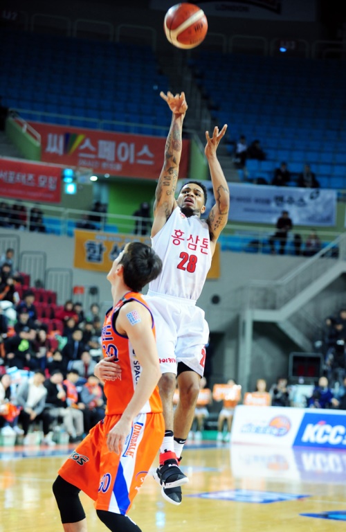 3쿼터에만 13득점을 올리며 격차를 벌리는데 앞장선 키퍼 사익스. [사진=KBL]