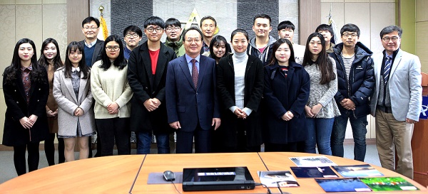솔뫼 문화상 수상자들이 단체 기념촬영을 하고  있다.(안동대 제공)