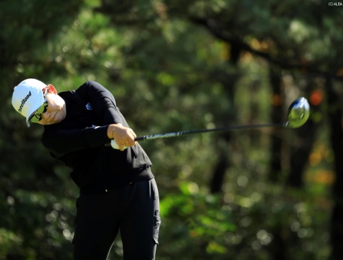 상금 2위인 신지애가 25일 JLPGA 리코컵에서 단독 선두로 뛰어올랐다. [사진=JLPGA]