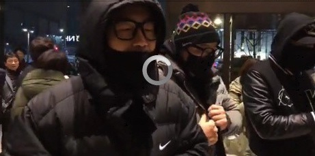 촛불집회 공연 무산 DJ DOC가 촛불 집회에 참석했다. (사진='고발뉴스' 페이스북)