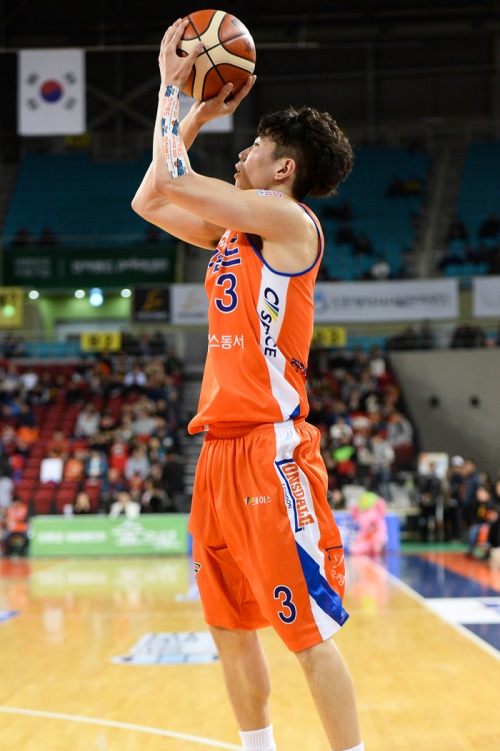 후반 12득점으로 맹활약하며 팀의 승리를 이끈 김지완. [사진=KBL]