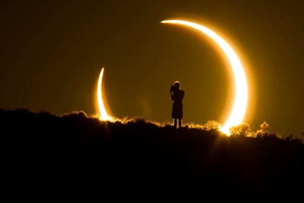 2012년 5월 20일 일몰, 금환일식을 바라보는 구경꾼 An onlooker witnesses the annular solar eclipse as the sun sets on May 20, 2012