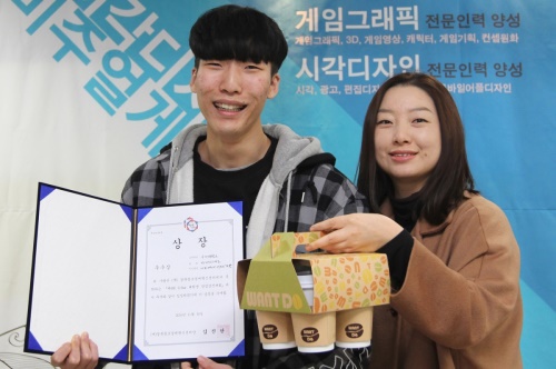 최진철(왼쪽)학생과 권오경 지도교수가 상장과 커피캐리어 개발 제품을 들고  기쁘하고 있다.(구믿 제공)