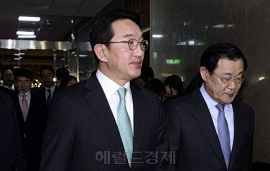 현기환 전 수석이 손목 자해 하루 후인 지난 1일 검찰에 구속됐다.