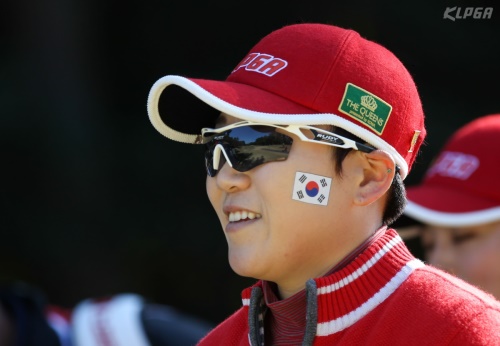 볼에 태극기를 그린 주장 신지애가 티샷 후에 걸어가고 있다. [사진=KLPGA]