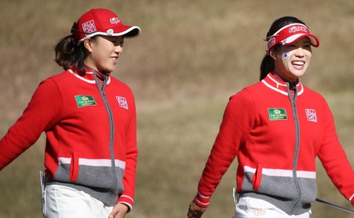 승점을 챙긴 김해림(왼쪽)과 이승현 밝은 표정으로 10번홀 그린 향해 이동하고 있다. [사진=KLPGA]