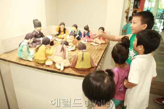 갤러리 관악을 방문해 관람중인 어린이들 모습 [사진제공=관악구]