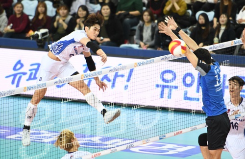 무시무시한 김학민의 중앙 후위 공격. [사진=한국배구연맹]