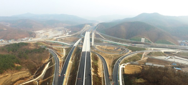 안동을 전국 2시간 권역으로 묶을 안동분기점 일직면 평팔 도로(안동시 제공)