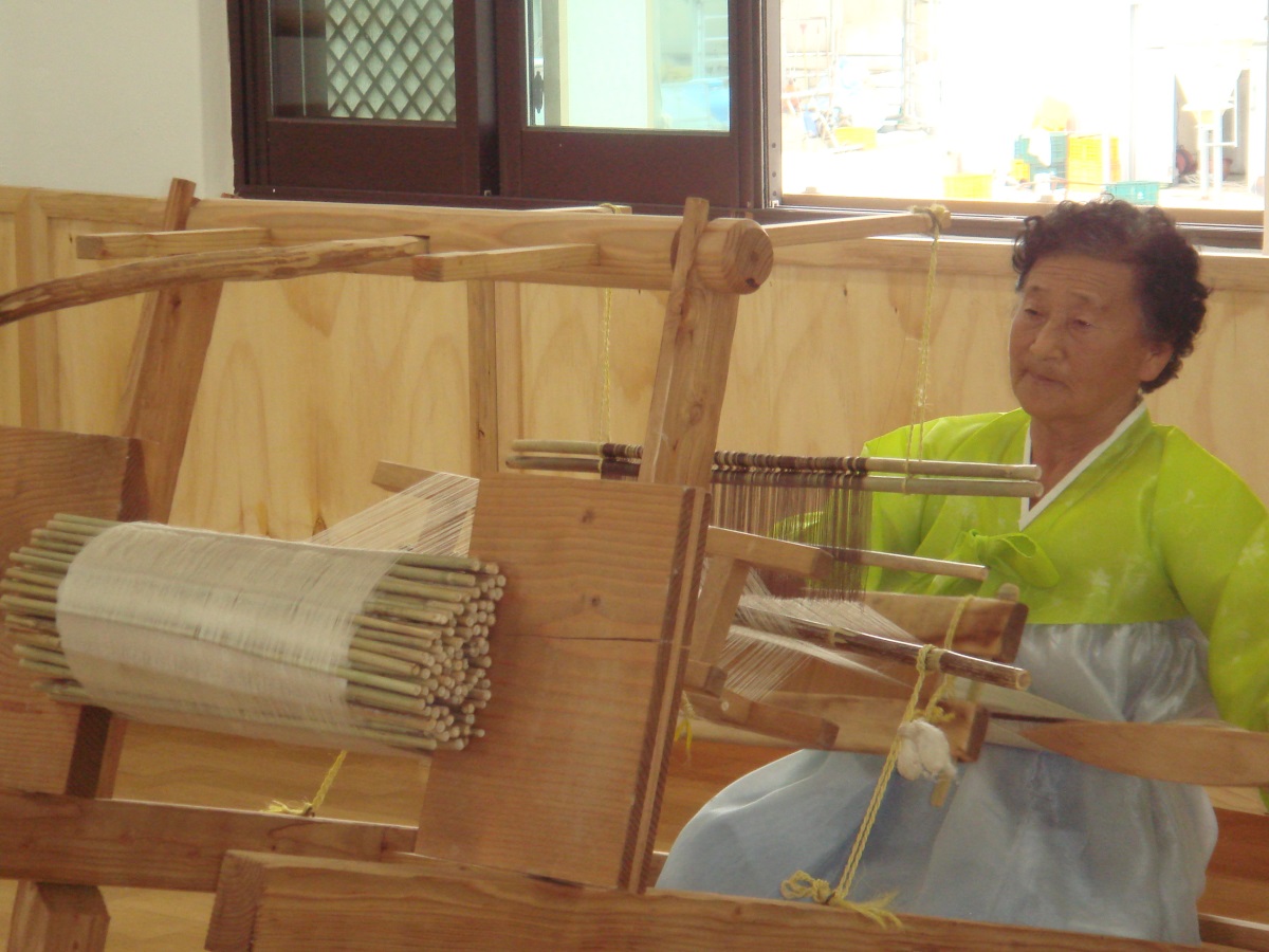 경주 두산 손명주연구회의 명주짜기 시연 모습.(사진제공=경주시)