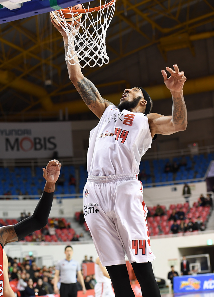 팀 승리를 위해 힘쓰는 코트니 심스. [사진=KBL]