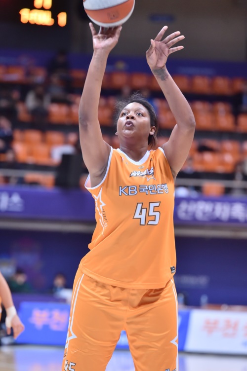 KB스타즈의 새 외국인 선수 카라 브렉스턴. [사진=WKBL]