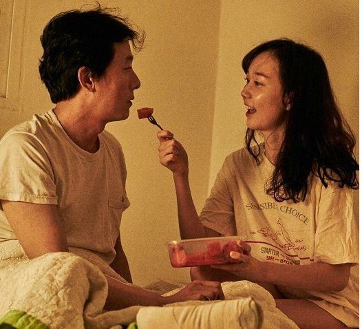 배우 김주혁와 이유영이 17세 나이차를 극복하고 열애중이다. (사진=영화 '당신자신과 당신의 것' 스틸컷)