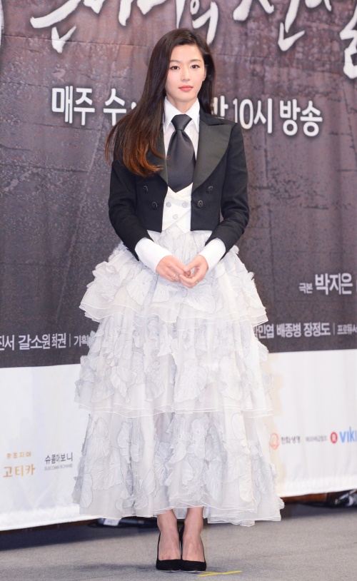 SBS드라마 '푸른 바다의 전설' 제작 발표회에서 포즈를 취하고 있는 전지현. [사진=뉴시스]