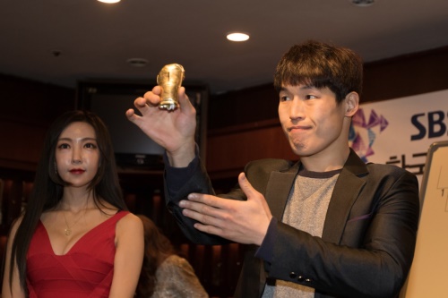 숫자 '1'이 적힌 황금 글러브 모형을 든 정마루. [사진=채승훈 기자]