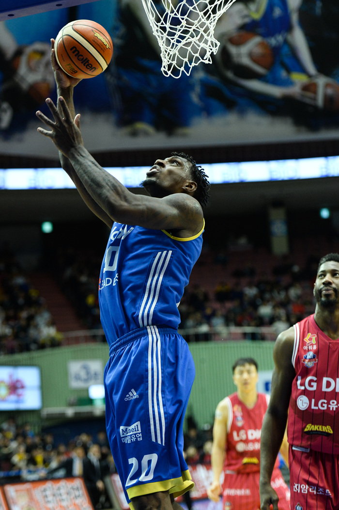 골 밑 장악에 성공하는 삼성 라틀리프. [사진=KBL]