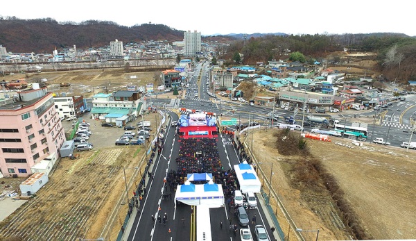 예천읍 남본리 행사장에서 도로개통 기념식을 열고 있다.(예천군 제공)
