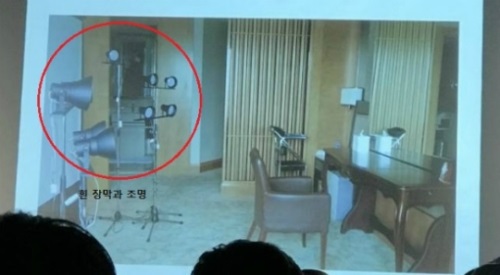 ‘김어준의 파파이스’에서 박근혜 대통령이 영국 방문 당시 사용한 화장대의 실제 모습을 공개했다. 사진=온라인커뮤니티