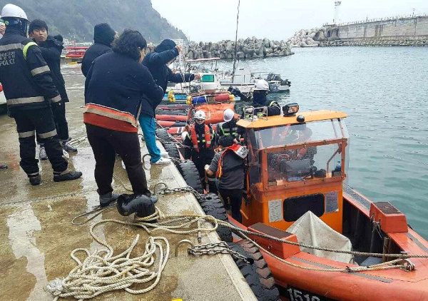 기상특보가 내려진 가운데 울릉도에서 발생한 응급환자를 후송하기위해 동해해경 경비함 고속단정이 서면 남양항에서 환자를 옯겨 싣고 있다.(동해해경 제공)