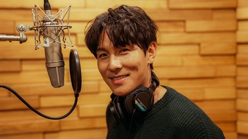 그룹 신화 멤버 김동완이 목소리 재능기부 캠페인에 나선다. 사진=SC제일은행 착한도서관프로젝트
