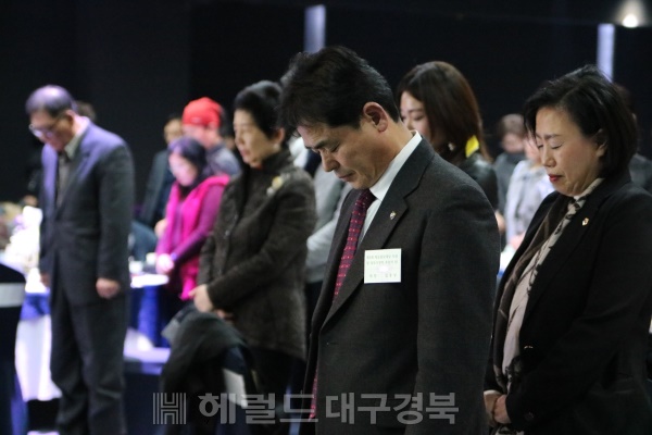 국민의례를 하고 있는 길종성회장과  곽미숙 경기도 의회의원