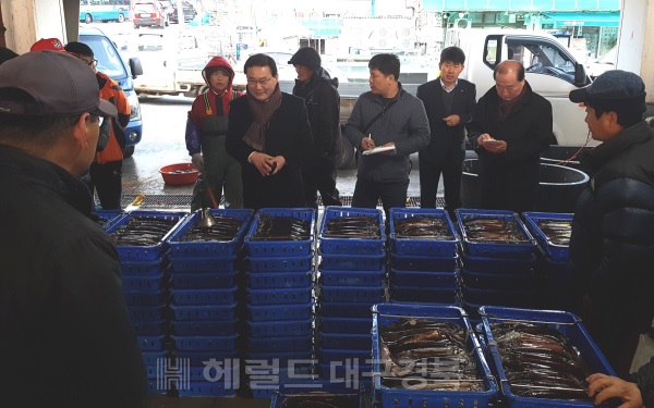 새해 첫 오징어 경매사로 나온 최수일 울릉군수가  낙찰자로 선정된 중매인에게 축하인사말을 전하고 있다.