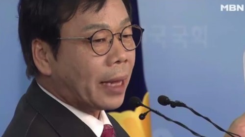 이완영 새누리당 의원이 '최순실 국정농단' 국정조사가 진행되는 시기에 덴마크 등 유럽 국가 시찰에 나서는 것으로 알려져 '의도적 자리 비우기가 아니냐'는 논란이 일고 있다. 사진=MBN뉴스 캡처