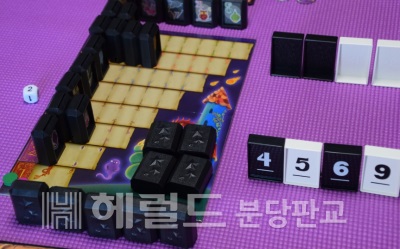 추리 보드게임 '이브라카왓'(왼쪽)과 '다빈치코드'.