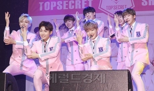그룹 일급비밀이 데뷔 쇼케이스에서 신인답지 않은 화려한 무대를 선보였다.