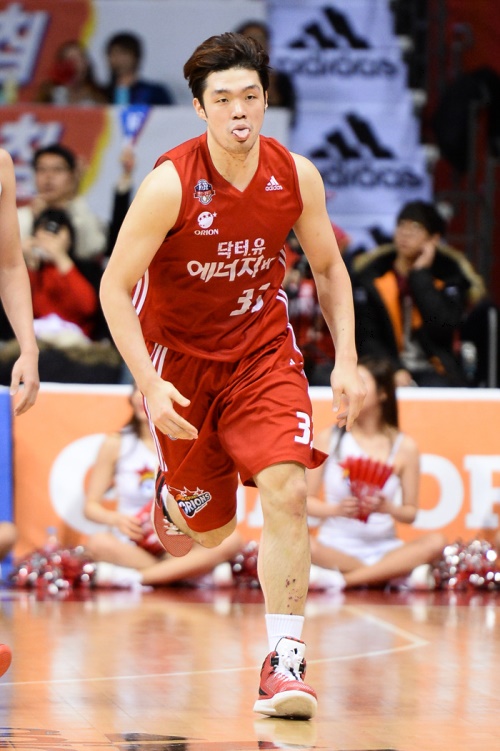 이승현의 외내곽 활약으로 팀을 공동 2위로 이끌었다 [사진=KBL]