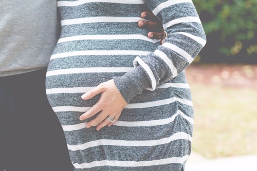 인천의 한 산부인과 병원에서 30대 산모가 출산 후 '양수색전증'으로 3시간여 만에 숨진 것으로 밝혀졌다.